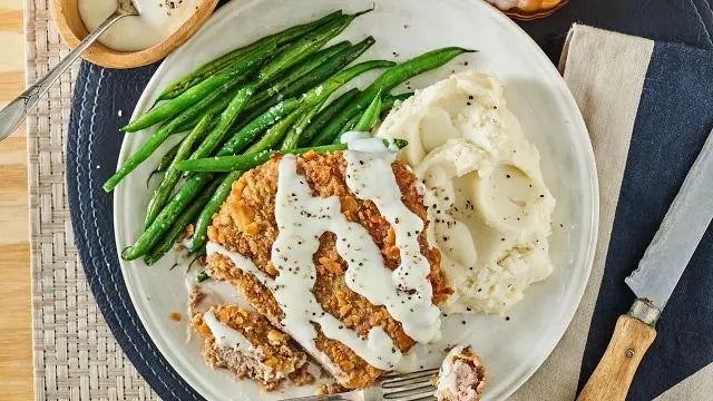 Country-Fried Cube Steak with Pepper Cream Gravy